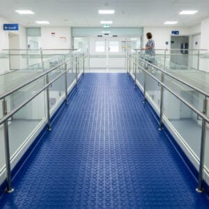 Piso tráfico pesado tachón azul rey