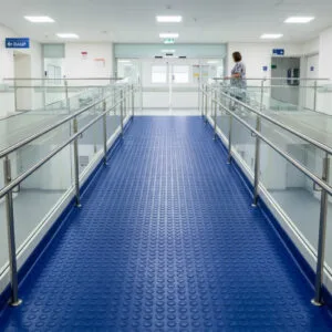 Piso tráfico pesado tachón azul rey